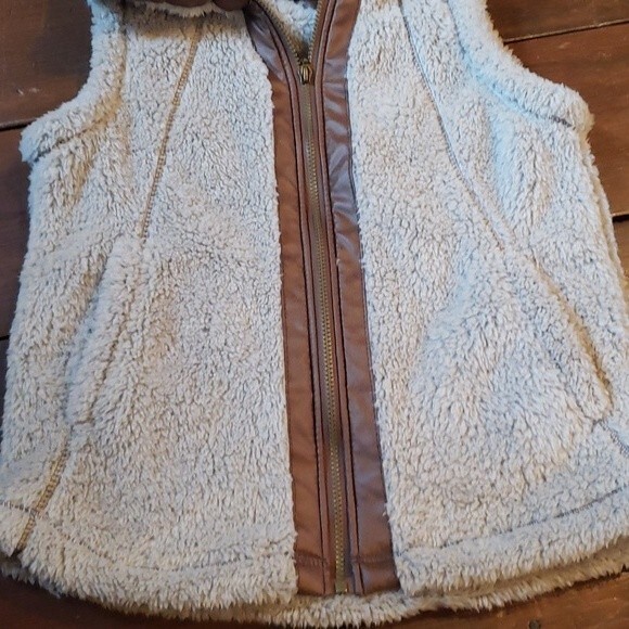 I5 Apparel Fuffy Fleece, zip up vest with hidden hood.  Oatmeal/Brown Size Small - Picture 4 of 5